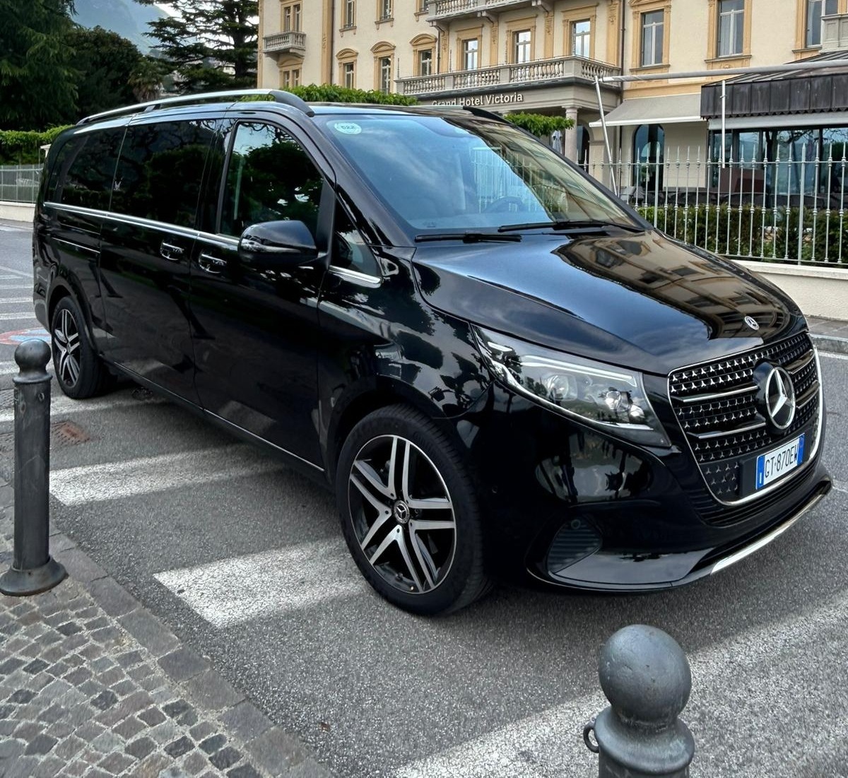 Mercedes V-Class outside a classic Italian villa